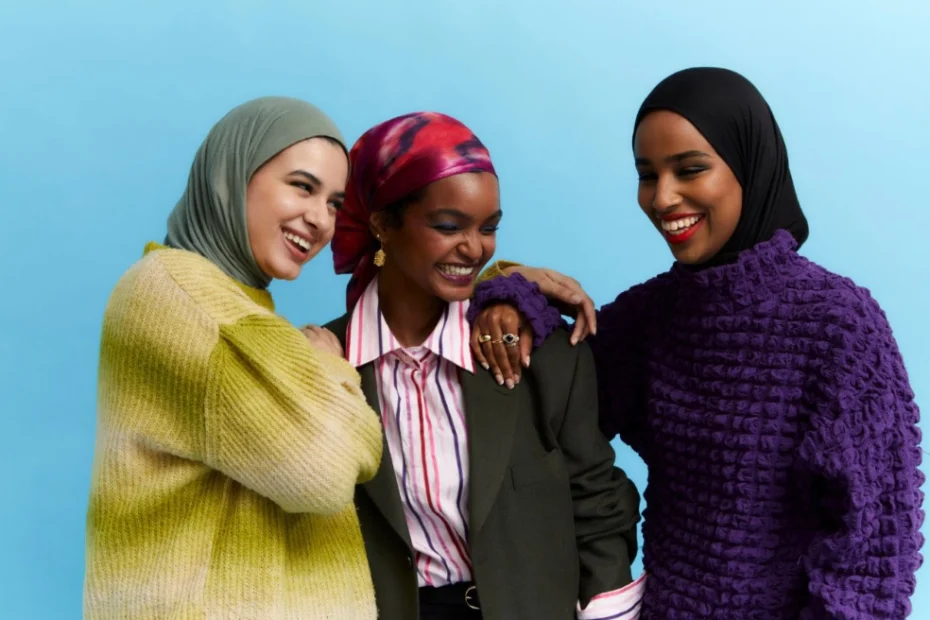 Tre smilende kvinner med hijab.